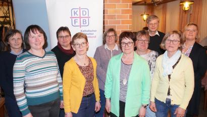 Bild: fvo
Der Katholische Frauenbund Waldthurn hat eine neue Vorstandschaft. Vorsitzende ist weiter Sieglinde Zielbauer (Fünfte von rechts), Stellvertreterin ist Martina Bodensteiner (Vierte von links).