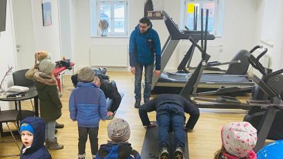 Bild: fvo
Sportliche Aufgaben müssen die Väter bei der Vater-Kind-Rallye im Physiocenter erfüllen.