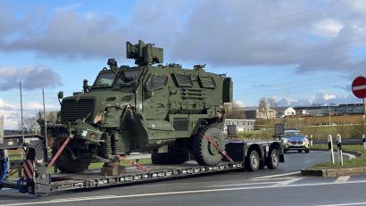 Bild: Petra Hartl
Gepanzerte Fahrzeuge einer Militärkolonne sind auf der Autobahn 6 am Montagvormittag ineinander gefahren. Erst gegen 18 Uhr konnten sie abtransportiert werden.