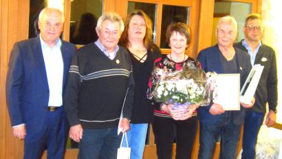 Bild: Gemeinde Kulmain/exb
Vorsitzende Christina Kastner (Dritte von links), Kreisfachberater Harald Schlöger (rechts) und Bürgermeister Günter Kopp dankten Franz Bäuml, Anita Wagner und Georg König für ihre Treue zum Obst-und Gartenbauverein.
