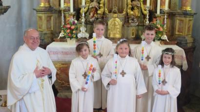 Bild: Christine Schwarz/exb
Fünf Kinder feiern im Kuratbenefizium Paulsdorf Erstkommunion (von links): Pfarrer Ludwig Gradl, Clarissa Meier, Leon Lindenthal, Marie Schmidl, Luis Platta und Isabella Ott.