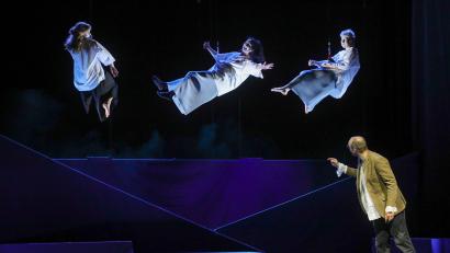 Bild: Wolfgang Steinbacher
Nicht nur einen Luftgeist Ariel, wie im Original beim Shakespeare, sondern gleich drei Ariels hat das AMsemble in seine Inszenierung des Schauspiels "Der Sturm" eingebaut. Sie helfen Prospero, dem entmachteten Herzog von Mailand, einen Sturm zu entfachen.