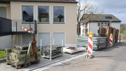 Bild: bey
Die Arbeiten für die Erweiterung des Kinderhauses kündigen sich an. Für die Verlegung der Kanalleitungen als erste Maßnahme sind die notwendigen Gerätschaften angeliefert worden.