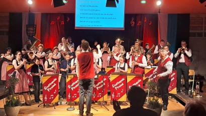 Bild: Andrea Wagner/exb
Die Stadtkapelle Pfreimd und die Nachwuchsgruppe "Jump" begeisterten das Publikum beim der Jubiläums-Serenade in der Landgraf-Ulrich-Halle.
