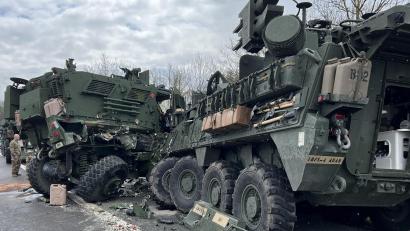 Bild: Haubner/vifogra/dpa 
Mehrere Militärfahrzeuge sind am Montag, 17. April, auf der Autobahn A6 in der Oberpfalz aufeinander gefahren.