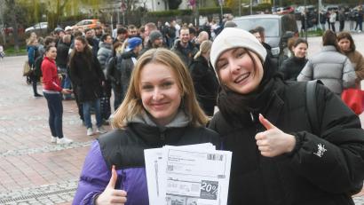Bild: Gabi Schönberger
Helena Brühler (rechts) und Julia Holzförster aus Luhe waren unter den Glücklichen, die am Dienstag Tickets für das Play-off-Finale der Blue Devils ergattern konnten.