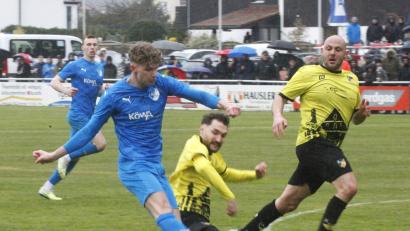 Bild: Hirsch
Auf ihn müssen die Pfreimder gegen den SV Schwandorf-Ettmannsdorf aufpassen: Leon Brandl (links), hier im Spiel gegen den ASV Burglengenfeld.