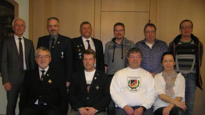 Bild: öt
Vorsitzender Alois Würstl (sitzend, von links) und sein Stellvertreter Erik Müller leiten die SRK Neusorg mit Schatzmeister Alexander Veigl und Schriftführerin Sandra Schreyer. Bürgermeister Peter König (stehend, von links) und Kreisvorsitzender Thomas Semba gratulierten dem neu gewählten Vorstand mit den Beisitzern Norbert Schwarz, Christian Heinl, Schießleiter Ralf Kastner und Eduard Bäuml.