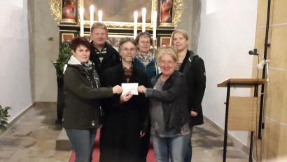Bild: sei
Nach Auflösung übergaben Ingrid Janner, Harald Steiniger (von links) zusammen mit Birgit Voigt, Birgit Brüderer und Helga Steiniger (von rechts) an Pfarrer Andreas Ruhs (Dritter von links) eine Spende von 3000 Euro, der Erlös aus den Aktivitäten der Jugendgruppe. Sie soll zur Finanzierung der Renovierung der Kirchentüren beitragen.