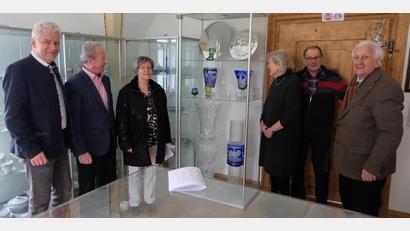 Bild: Christine Schreiber/exb
Bürgermeister Robert Lindner, Vorsitzender Erich Schieder, Museumsleiterin Karin Pausch, Glasermeister Bernd Schnappauf und Bürgermeister a. D. Fred Lehner (von links) waren erfreut, dass Christine Wirth (Dritte von links ) ganz im Sinne ihres Schwiegervaters und ihres verstorbenen Mannes Willibald handelte und die Kunstwerke als Dauerleihgabe für das Museum zur Verfügung stellte.