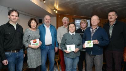 Bild: bey
Vorsitzender Martin Puff (links) ehrt die langjähtigen Mitglieder Rudi und Rosi Siegl, Wolfgang und Emma Weber sowie Georg und Anna Striegl. Auch Stadtrat Hans Kick (rechts) gratuliert.