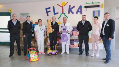 Bild: Klinikum/Dietl/exb
Soldaten der Oberpfalzkaserne Pfreimd mit Rita Mäschl (Dritte von links), Stationsleitung Kinderstation; Dr. Andreas Fiedler, Chefarzt der Klinik für Kinder und Jugendliche (Vierter von rechts), FLIKA-Vorsitzende Margit Meier (Zweite von rechts) und Vorstand Manfred Wendl (rechts).