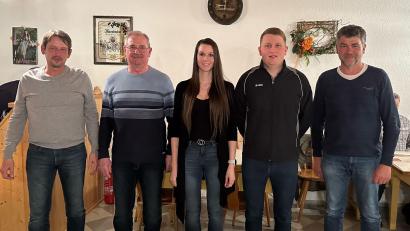 Bild: gi
Clubmeister des Sportkegelclubs Tröbes 2022 sind bei den Damen Bianca Guttenberger-Morell und bei den Herren Johannes Bäumler. Dazu gratulieren Zweiter Bürgermeister Bernhard Rom (rechts) sowie Zweiter Vorsitzender Adolf Hammerl und Erster Vorsitzender Franz Feneis (von links).