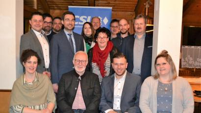 Bild: kki
Michael Meiler (sitzend, Zweiter von rechts) löst den langjährigen Ortsvorstand Dieter Schwab (sitzend, Zweiter von links) ab. Stephan Gollwitzer und Stephan Oetzinger (zweite Reihe von links) gratulierten der neuen Mannschaft.