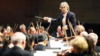 Bild: za
Kent Nagano dirigiert das Philharmonische Staatsorchester Hamburg in Regensburg.