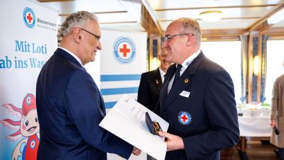 Bild: Matthias Balk/Bayerisches Rotes Kreuz/exb
Bayerns Innenminister Joachim Herrmann (links) zeichnete den Hirschauer Michael Schmid aus.