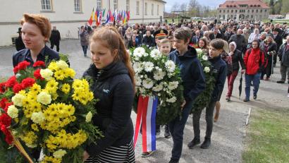 Archivbild: nm
Vom Appellplatz aus ziehen Jugendliche hinunter in das "Tal des Todes" zum "Platz der Nationen" zur Kranzniederlegung. Pandemiebedingt fiel dieser Gedenkakt in der KZ-Gedenkstätte Flossenbürg jahrelang aus. Am Sonntag soll sich wieder ein ähnliches Bild bieten.