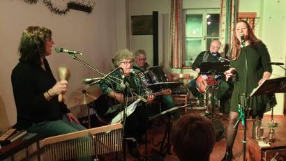 Bild: dlu
Die Neukirchener (von links) Irene Sperber (Percussion), Zico Gradl (Gitrarre), Peter Schertl (Akkordeon), Hans Loos (Bass) und Carola Helm (Gesang) bestreiten ein Heimspiel beim "Ramm".