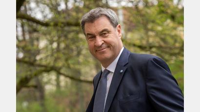 Bild: Peter Kneffel/dpa
Markus Söder geht nach der bayerische Kabinettssitzung zur Pressekonferenz.