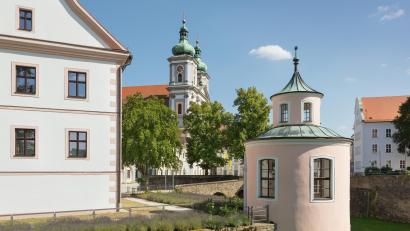 Bild: Erich Spahn/exb
Besondere Stadtführungen bietet die Tourist-Info Waldsassen in Zusammenarbeit mit dem Gästeführer-Team an. Ein Ziel ist auch der Pavillon (rechts). Dort können mit dem neuen Landschaftsmodell Klosterlandschaften im Stiftland erkundet werden.