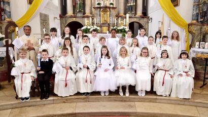 Bild: Fotostudio Argauer/exb
Ihr erste heilige Kommunion empfingen 26 Kinder in der Parksteiner Pfarrkirche St. Pankratius.
