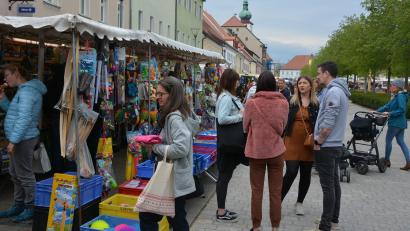 Bild: jr
Im vergangenen Jahr hätte er einen besseren Besuch verdient gehabt, der Tirschenreuther Ostermarkt. Am Marktsonntag herrschte eigentlich ideales Wetter für einen Bummel über den Marktplatz.