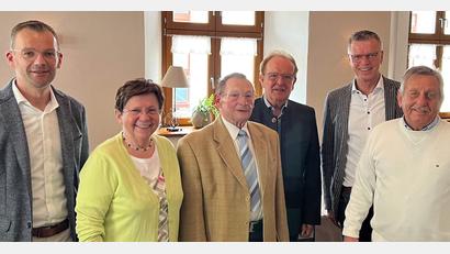 Bild: u
Zahlreiche Vertreter aus Politik und Vereinsleben gratulieren dem ehemaligen Stadt- und Pfarrgemeinderat Hermann Gebhard (Dritter von links) zum 85. Geburtstag. Seine Verdienste um die Kommunalpolitik und die CSU würdigen Bürgermeister Hermann Falk (Zweiter von rechts), Zweite Bürgermeisterin Bärbel Birner (Zweite von links), Stadtrat Hans-Jürgen Schönberger (Dritter von rechts) und der CSU-Ehrenkreis- und -ortsvorsitzende Werner Schulz (rechts). Natürlich gratulierte auch Sohn und Dritter Bürgermeister Hermann Gebhard (links).