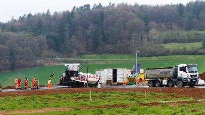 Bild: jp
Die Verbindungs- und Zufahrtsstraßen in und zum neuen Baugebiet Kastl-Süd II werden derzeit mit der Verschleißdecke versehen.