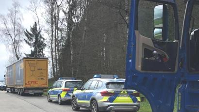 Bild: Dominik Höfner/exb
Bei Schwerlastkontrollen entlang der B 22 stellte sich heraus, dass oft die zulässige Geschwindigkeit nicht eingehalten wird.