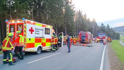 Bild: nic
Zahlreiche Einsatzkräfte eilten am Mittwochabend einer Frau zur Hilfe, die mit ihrem Fahrzeug auf der B22 auf Höhe Kornhof gegen einen Baum geprallt war.