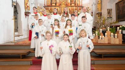 Bild: Alexander Tilp Photography/exb
Elf Mädchen und Jungen empfingen in Kastl zum ersten Mal die heilige Kommunion. In der Dorfkirche St. Margaretha stellten sie sich mit Pfarrer Heribert Stretz (hinten rechts) zu einem Erinnerungsfoto auf.