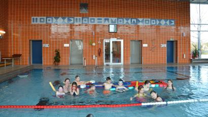 Bild: gi
Mit Begeisterung genossen die Ferienkids das Moosbacher Hallenbad. Die Wasserwacht hatte die Aufsicht übernommen.