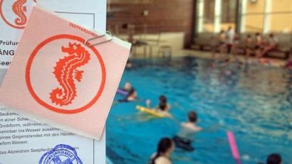 Bild: bgm
21 Kinder zwischen 6 und 11 Jahren beherrschen dank des Wasserwacht-Kurses jetzt das Brustschwimmen. Ab dem bestandenen Seepferdchen können sie ihre Fähigkeiten beim Training der Wasserwacht weiter verbessern
