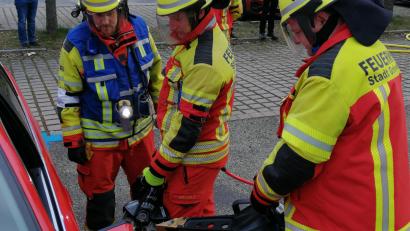 Bild: Marco Arnold, Feuerwehr Grafenwöhr/exb
Wie bei einem echten Verkehrsunfall musste innerhalb eines engen vorgegebenen Zeitrahmens die Unfallstelle abgesichert sowie der Brandschutz sichergestellt werden. Alle benötigten Gerätschaften, um die eingeklemmte Person zu befreien, wurden dazu auf einer speziellen Plane vorbereitet.