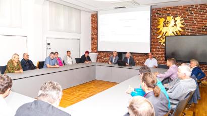 Bild: njn
Im Sitzungssaal des Rathauses trafen sich die Stadträte aus Plesna und Erbendorf zur gemeinsamen Sitzung. Mit auf dem Bild (Stirnseite von links) Plesnas Bürgermeister Petr Schaller, Bürgermeister Johannes Reger und Verwaltungsrat Hubert Wojtenek.