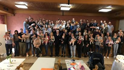 Bild: mma
So viele Neugeborene wie noch nie können die Bürgermeister Bernhard Lindner (Mitte) und Evi Höllerer (Zweite von links) in der Marktgemeinde Hahnbach begrüßen.