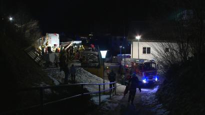 Archivbild: Christoph Schlüsslmayr/BFV Liezen/APA/dpa
Rettungskräfte der Feuerwehr am Unglücksort bei Schladming.