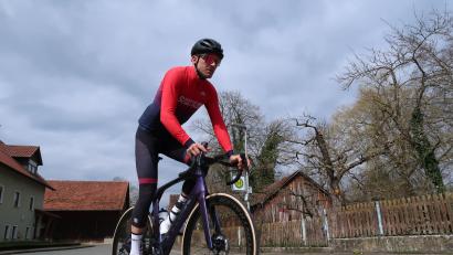 Bild: Würth, Wolfgang
Nicht mehr in den grün-schwarzen Bora-Hansgrohe-Farben: Ex-Profi Andreas Schillinger wirbt auf seinem Trikot jetzt für den eigenen Radladen in Amberg.