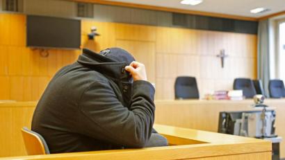 Bild: Uwe Lein/dpa
Der Angeklagte sitzt beim Auftakt seines Prozesses im Gerichtssaal in Traunstein.