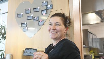 Bild: Gabi Schönberger
Das Café Mitte wird vom gleichnamigen gemeinnützigen Verein geführt und ist in dem Förderprojekt "Soziale Stadt" integriert. Leiterin Corina Valea freut sich über das neue Projekt mit Herz.