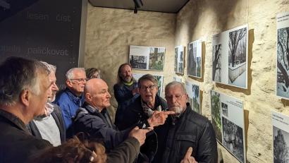 Bild: eib
Dicht drängen sich die Gäste beim Rundgang. Ihnen erläutert der Fotograf Fred Chvátal (hinten Mitte) das Entstehen seiner Bilder.