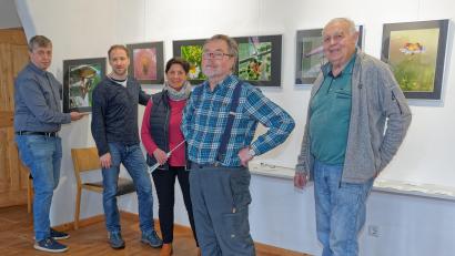 Bild: Thomas Enslein/exb
Reinhold Schulz, Thomas Enslein, Regina Pschirrer, Herbert Hannauer und Alois Hubmann (von links) arbeiten an der Fotoausstellung, die am Freitag, 21. April, eröffnet wird.