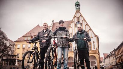 Bild: Michael Golinski, Stadt Amberg/exb
Das Stadtradeln-Team von Amberg: Manuel Gerneth, Larissa Weiß und Christoph Dereser (von links).