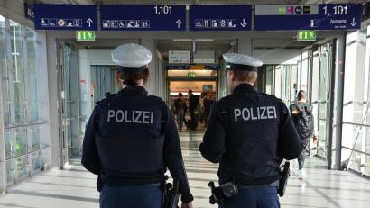 Symbolbild: Bundespolizei
Einer Polizeistreife fiel in Sulzbach-Rosenberg am Bahnhof ein junger Mann auf, der Gegenstände ins Gleisbett warf.
