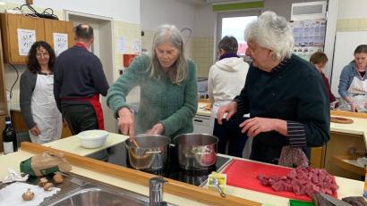 Bild: fvo
In der Schulküche des AELF in Weiden bereiten die Teilnehmer des Bio-Kochkurses unter Anleitung von Koch Gerd Reinhardt (rechts) aus Schönsee das französische Gericht "Boeuf Bourguignon" zu.