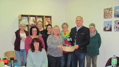 Bild: sei
Die Damen der Handarbeitsrunde übergaben an Bürgermeister Richard Kammerer (Zweiter von rechts) 20 Paar handgestrickte Babysöckchen.