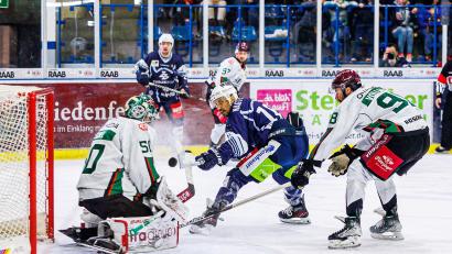 Archivbild: Werner Moller
Am Freitag beginnt die Best-of-5-Serie um den Aufstieg in die DEL2 zwischen den Blue Devils Weiden und den Starbulls Rosenheim. Packende Szenen sind garantiert, wie hier mit Nardo Nagtzaam vor dem Kasten von Starbulls-Keeper Andreas Mechel. Rechts der Rosenheimer Verteidiger Maximilian Vollmayer.
