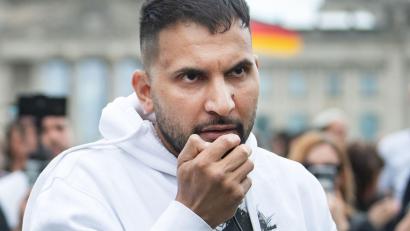 Bild: Bernd von Jutrczenka/dpa
Attila Hildmann bei einer Demonstration gegen die Corona-Politik der Bundesregierung am Bundeskanzleramt (2020).