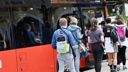 Symbolbild: Angelika Warmuth/dpa
Durch den für Freitag angekündigten Streik wird es auch im Landkreis Schwandorf zu Beeinträchtigungen im Nahverkehr kommen.