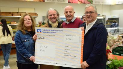 Bild: Kunz
Der Lions-Club Goldene Straße spendet der Tafel 1500 Euro. Weitere 1000 Euro erhält das Frauenhaus.